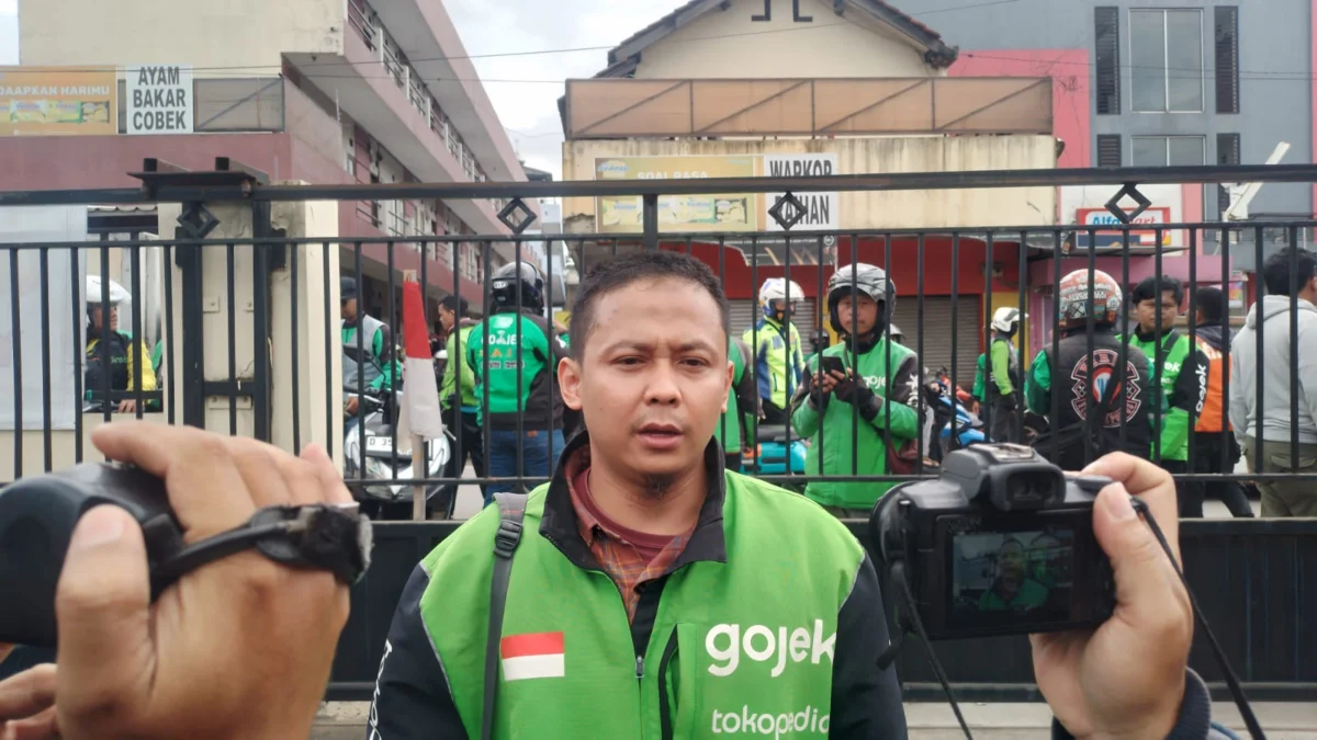 Perwakilan Ojol, Fian Sofyan saat ditemui di Polsek Cileunyi, Kabupaten Bandung. (Yanuar/Jabar Ekspres)