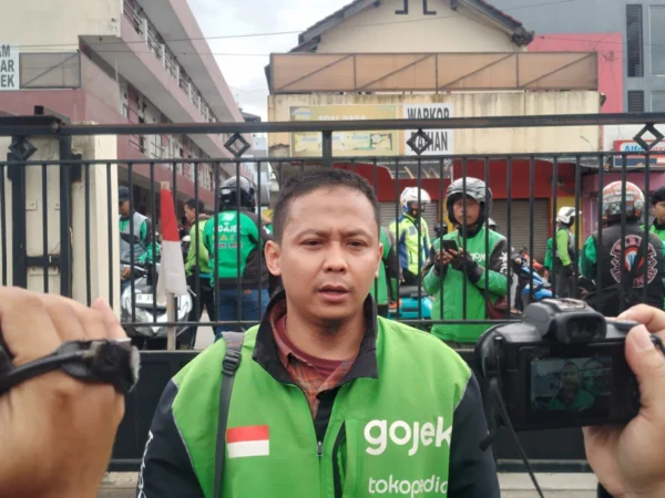 Perwakilan Ojol, Fian Sofyan saat ditemui di Polsek Cileunyi, Kabupaten Bandung. (Yanuar/Jabar Ekspres)