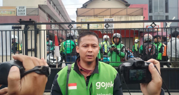 Perwakilan Ojol, Fian Sofyan saat ditemui di Polsek Cileunyi, Kabupaten Bandung. (Yanuar/Jabar Ekspres)