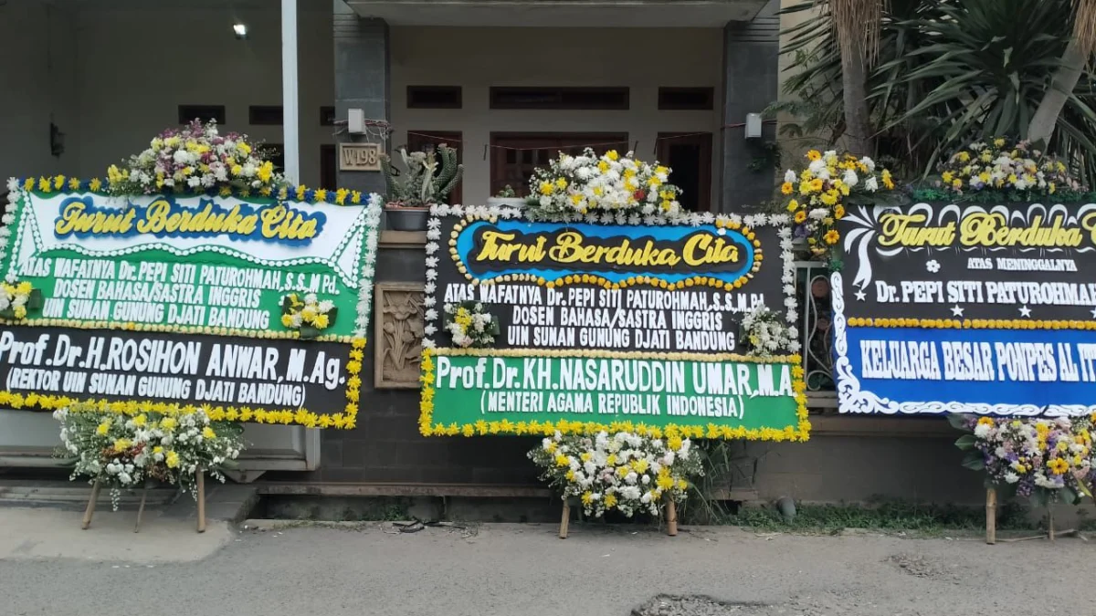 Kondisi rumah Almarhumah Pepi Siti Paturohmah (49) di Komplek Permata Biru, Kecamatan Cileunyi, Kabupaten Bandung terlihat sepi dan hanya dipenuhi karang bunga. Foto Agi