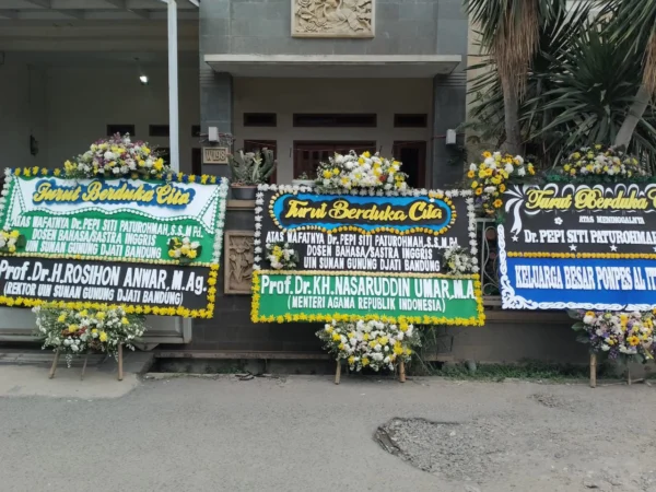 Kondisi rumah Almarhumah Pepi Siti Paturohmah (49) di Komplek Permata Biru, Kecamatan Cileunyi, Kabupaten Bandung terlihat sepi dan hanya dipenuhi karang bunga. Foto Agi