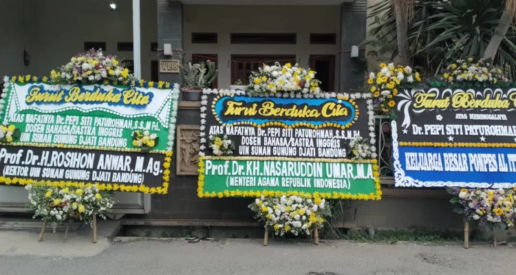 Kondisi rumah Almarhumah Pepi Siti Paturohmah (49) di Komplek Permata Biru, Kecamatan Cileunyi, Kabupaten Bandung terlihat sepi dan hanya dipenuhi karang bunga. Foto Agi