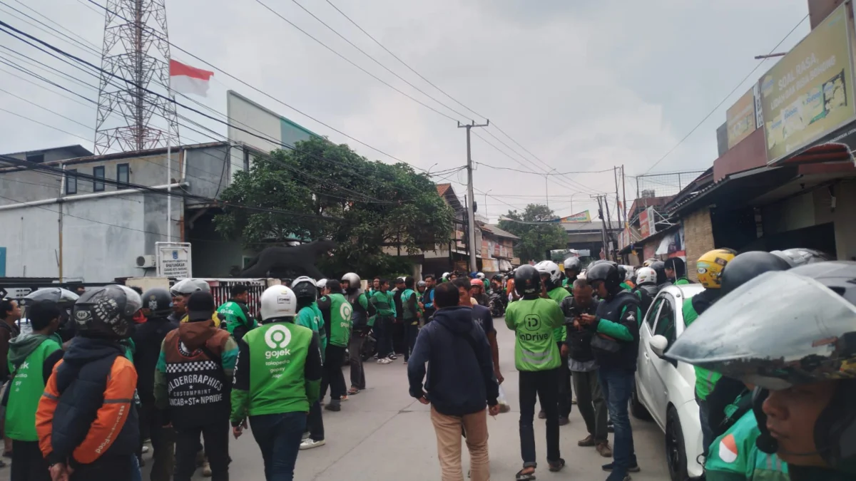 Ilustrasi: Aksi massa sejumlah pengendara Ojol mendatangi Kantor Polsek Cileunyi, menuntut agar pihak kepolisian segera mengusut tuntas kasus dugaan penganiayan yang dilakukan oleh empat orang terduga Opang.