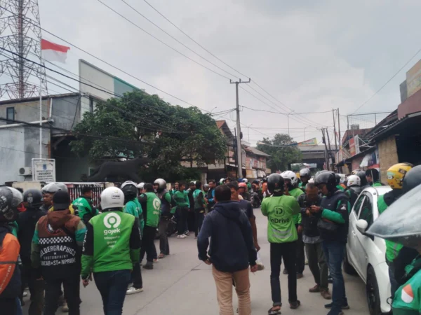 Ilustrasi: Aksi massa sejumlah pengendara Ojol mendatangi Kantor Polsek Cileunyi, menuntut agar pihak kepolisian segera mengusut tuntas kasus dugaan penganiayan yang dilakukan oleh empat orang terduga Opang.