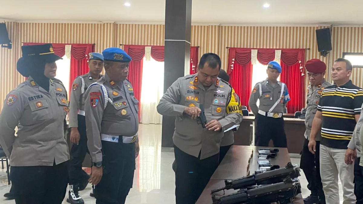 Waka Polresta Bogor Kota, AKBP M. Guntur Tariq bersama jajaran saat memeriksa sejumlah senpi dan amunisi personelnya, Senin (23/12). (Yudha Prananda / Jabar Ekspres)