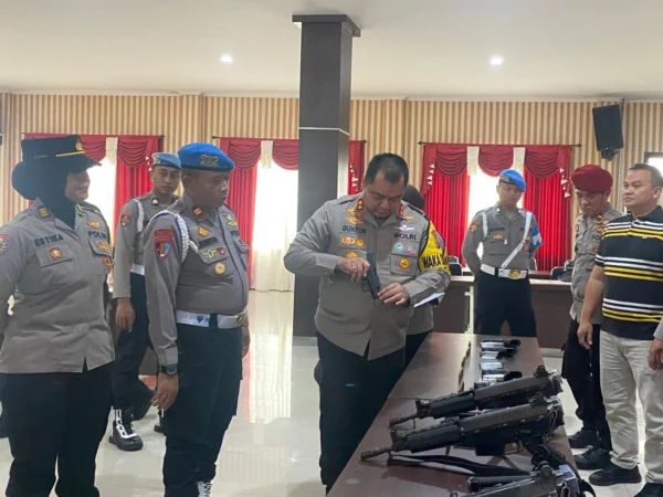 Waka Polresta Bogor Kota, AKBP M. Guntur Tariq bersama jajaran saat memeriksa sejumlah senpi dan amunisi personelnya, Senin (23/12). (Yudha Prananda / Jabar Ekspres)