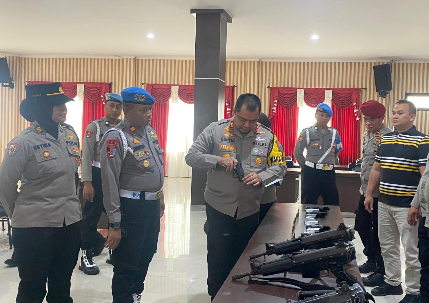 Waka Polresta Bogor Kota, AKBP M. Guntur Tariq bersama jajaran saat memeriksa sejumlah senpi dan amunisi personelnya, Senin (23/12). (Yudha Prananda / Jabar Ekspres)