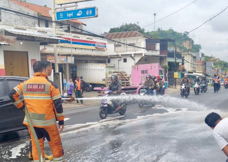 Petugas Damkar Bandung Barat tengah melakukan pembersihan tumpahan cairan kimia berbahaya di Ruas Jalan Padalarang-Purwakarta. Selasa (24/12). (Suwitno / Jabar Ekspres)