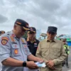 Pj Wali Kota Bandung A Koswara Hanafi (Kanan) dan Plt Kepala Dishub Kota Bandung, Asep Kuswara (Kiri) saat memeriksa kelengkapan administrasi armada bus pada kegiatan ramp check di Terminal Cicaheum, Kota Bandung. (Sadam Husen / JE)