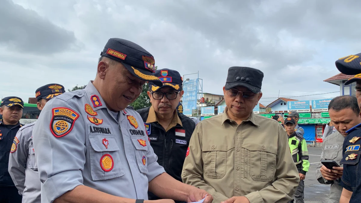 Pj Wali Kota Bandung A Koswara Hanafi (Kanan) dan Plt Kepala Dishub Kota Bandung, Asep Kuswara (Kiri) saat memeriksa kelengkapan administrasi armada bus pada kegiatan ramp check di Terminal Cicaheum, Kota Bandung. (Sadam Husen / JE)