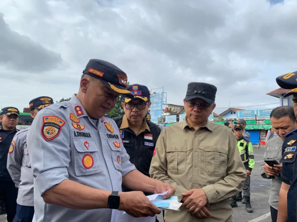 Pj Wali Kota Bandung A Koswara Hanafi (Kanan) dan Plt Kepala Dishub Kota Bandung, Asep Kuswara (Kiri) saat memeriksa kelengkapan administrasi armada bus pada kegiatan ramp check di Terminal Cicaheum, Kota Bandung. (Sadam Husen / JE)