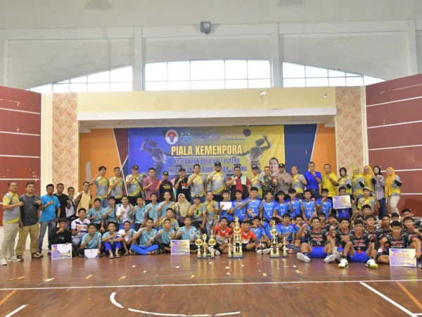 Foto bersama: Klub bola voli pelajar putra peraih juara kompetisi piala Kemenpora 2024 berforo bersama di GOR Multifungsi Gelora Banjar Patroman baru-baru ini. (Cecep Herdi/Jabar Ekspres)