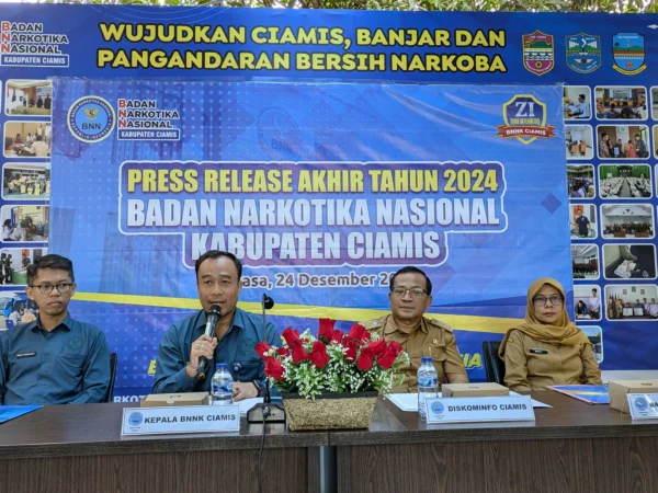 Kepala BNNK Ciamis Yaya Suriadijaya SH (dua kiri) saat menggelar konferensi Pers di kantor BNNK Ciamis, Selasa 24 Desember 2024. (Cecep Herdi/Jabar Ekspres)