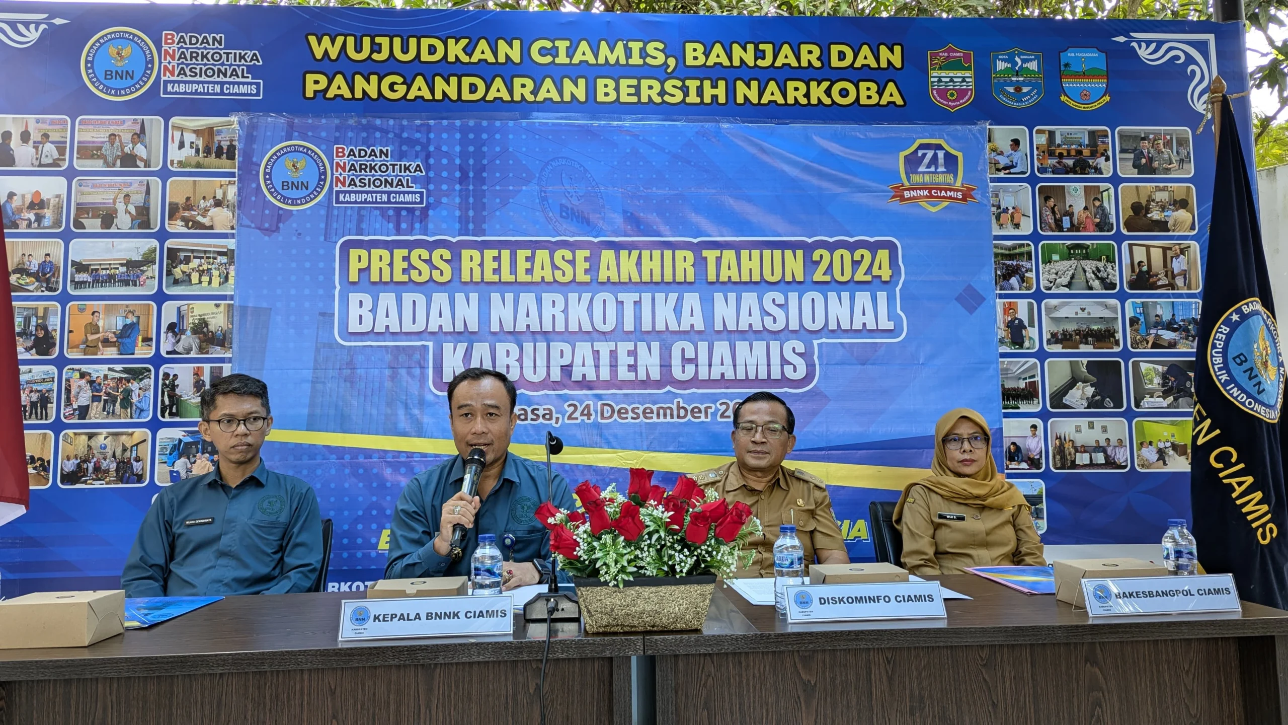 Kepala BNNK Ciamis Yaya Suriadijaya SH (dua kiri) saat menggelar konferensi Pers di kantor BNNK Ciamis, Selasa 24 Desember 2024. (Cecep Herdi/Jabar Ekspres)