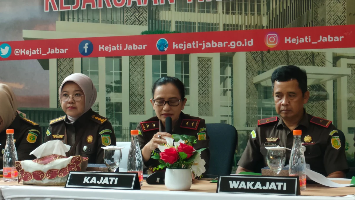 Dok. Kajati Jabar, Katarina Endang Sarwestri (tengah) saat sampaikan capaian akhir tahun. Selasa (24/12). Foto. Sandi Nugraha.