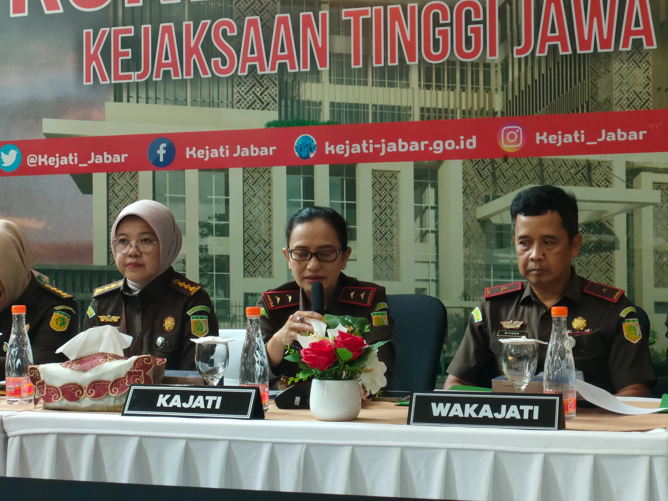 Dok. Kajati Jabar, Katarina Endang Sarwestri (tengah) saat sampaikan capaian akhir tahun. Selasa (24/12). Foto. Sandi Nugraha.