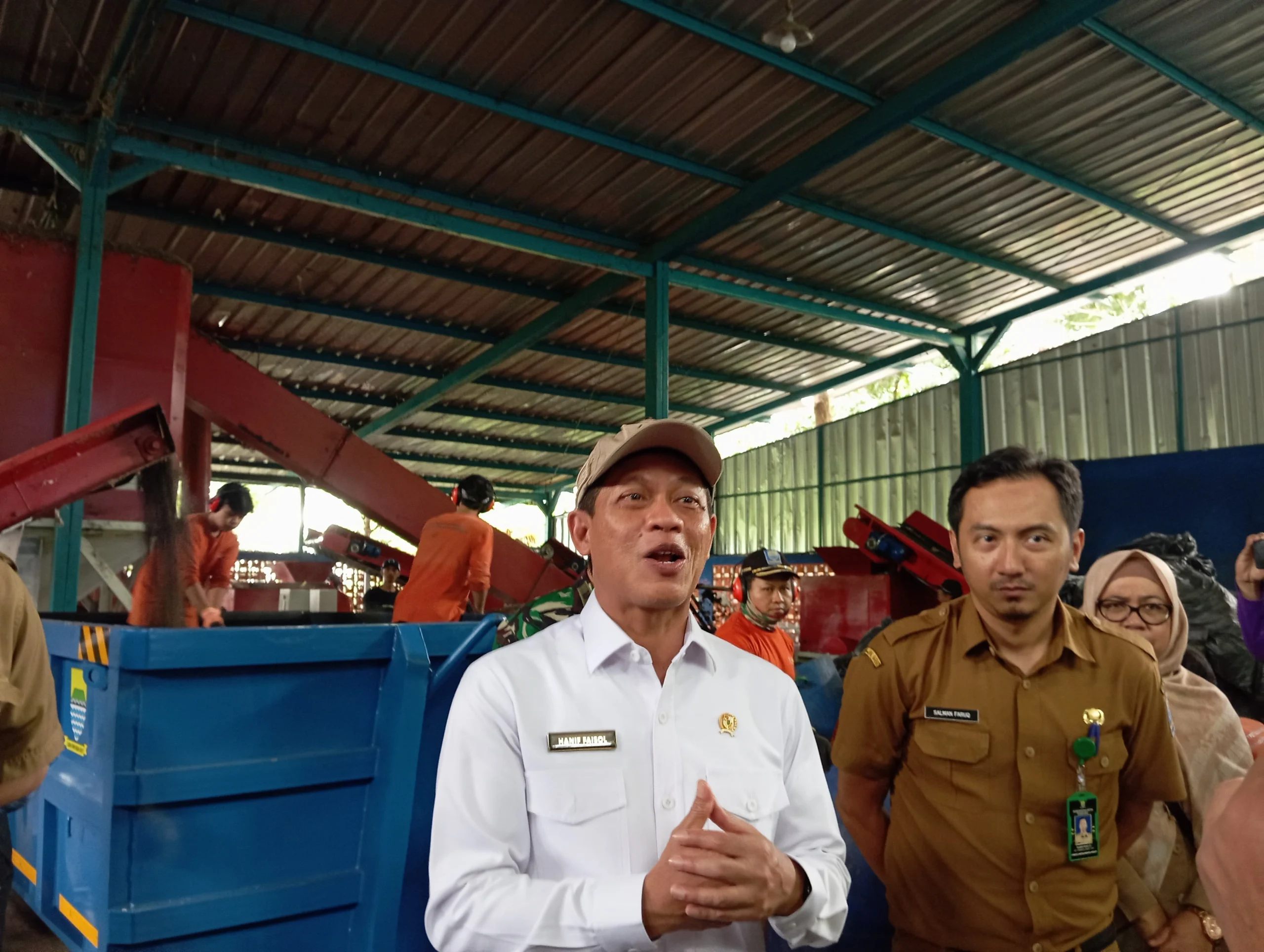 Menteri Lingkungan Hidup, Hanif Faisol saat melakukan kunjungan kerja ke TPST Babakan Siliwangi, Kota Bandung, Selasa (24/12). (Nizar/Jabar Ekspres).