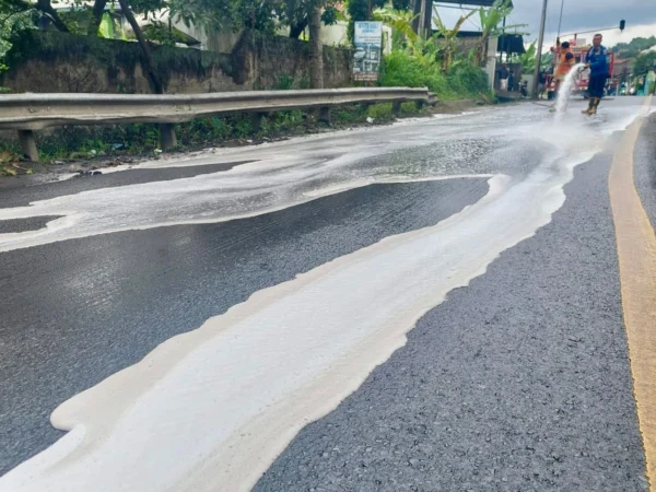 Petugas Damkar Bandung Barat tengah membersihkan cairan soda api yang berceceran di sepanjang Jalan Padalarang-Purwakarta. Selasa (24/12). Dok Jabar Ekspres