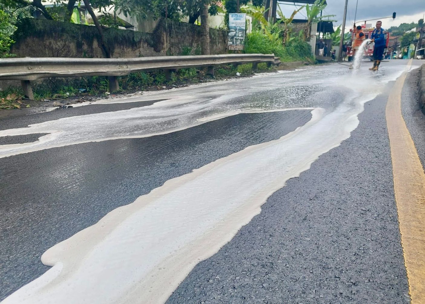 Petugas Damkar Bandung Barat tengah membersihkan cairan soda api yang berceceran di sepanjang Jalan Padalarang-Purwakarta. Selasa (24/12). Dok Jabar Ekspres