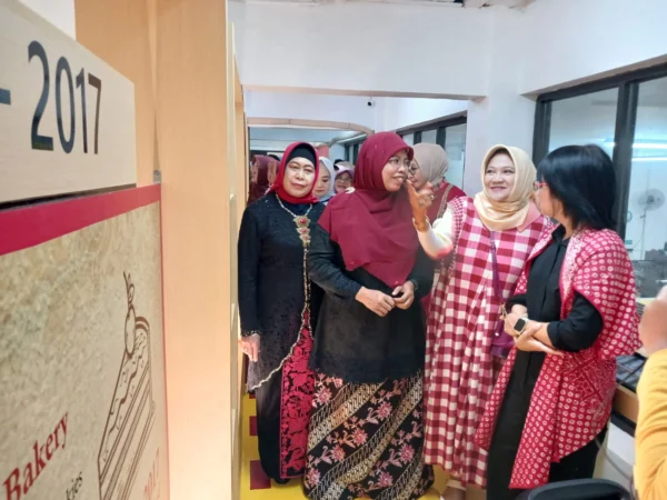 Ina Wiyandini, pendiri Ina Cookies, Amanda Soemandi Bey Machmudin, istri Penjabat Gubernur Jawa Barat, dan Siti Muntamah, Anggota DPRD Jawa Barat.