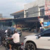 Petugas saat sedang mengatur lalu kintas di simpang cibogo kota cimahi (jabar ekspres)