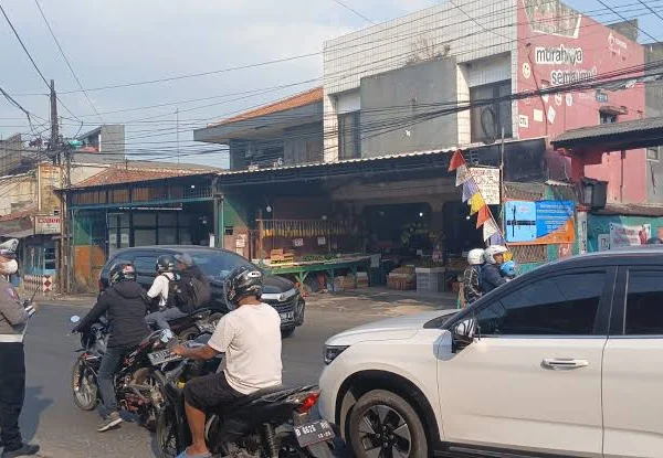 Petugas saat sedang mengatur lalu kintas di simpang cibogo kota cimahi (jabar ekspres)