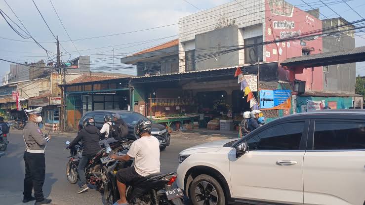 Petugas saat sedang mengatur lalu kintas di simpang cibogo kota cimahi (jabar ekspres)