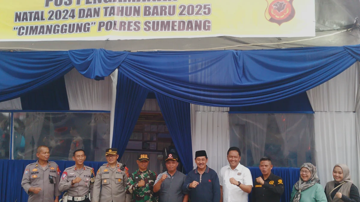 Anggota DPRD Kabupaten Sumedang bersama Forkopimcam Cimanggung saat pantau Pos Pam Nataru. (Yanuar/Jabar Ekspres)