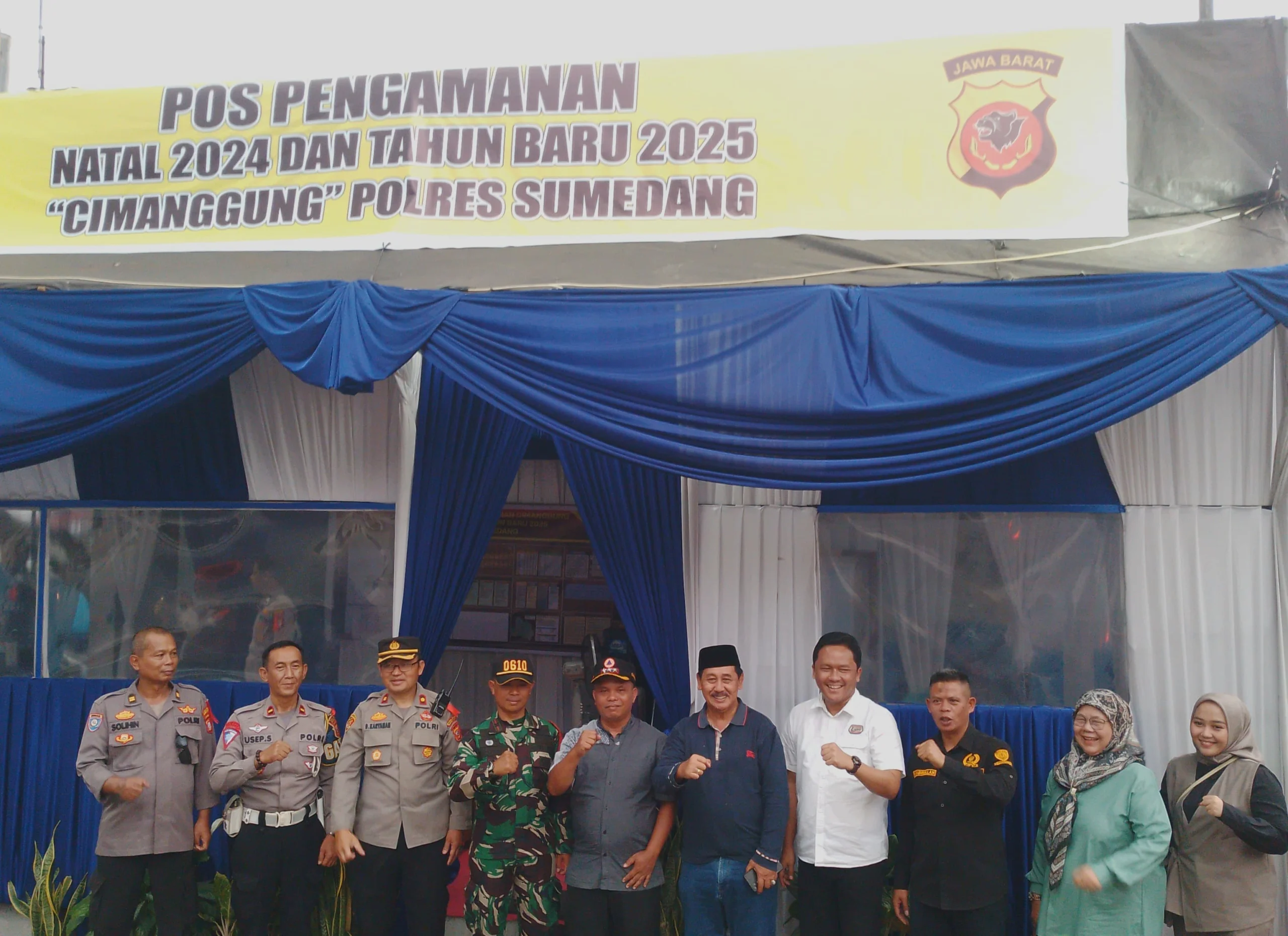 Anggota DPRD Kabupaten Sumedang bersama Forkopimcam Cimanggung saat pantau Pos Pam Nataru. (Yanuar/Jabar Ekspres)