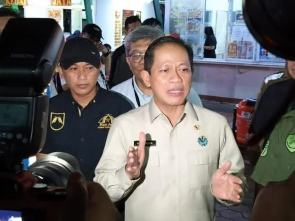 Menteri LH/KBP, Hanif Faisol Nurofiq, saat mengunjungi Rest Area KM 57 Tol Cikampek. (Yudha Prananda / Istimewa)