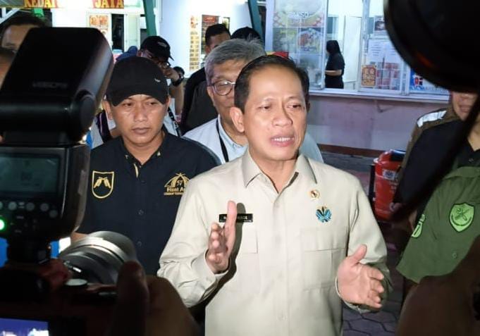 Menteri LH/KBP, Hanif Faisol Nurofiq, saat mengunjungi Rest Area KM 57 Tol Cikampek. (Yudha Prananda / Istimewa)