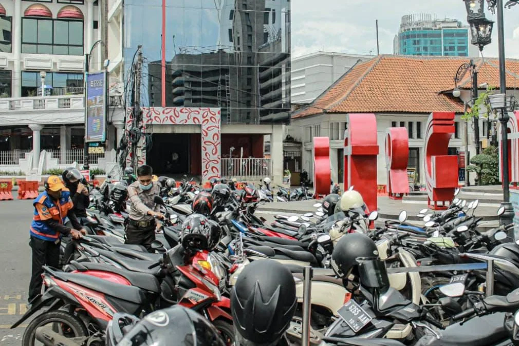 Foto ilustrasi parkir di wilayah Braga, Kota Bandung. Dishub imbau masyarakat tak usah takut laporkan apabila terdapat permintaan uang parkir diluar ketentuan (Jabarekspres)