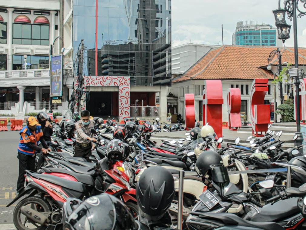 Foto ilustrasi parkir di wilayah Braga, Kota Bandung. Dishub imbau masyarakat tak usah takut laporkan apabila terdapat permintaan uang parkir diluar ketentuan (Jabarekspres)