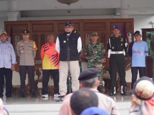 Pj Wali Kota Banjar Soni Harison memberikan sambutan dalam apel Pemberantasan Sarang Nyamuk (PSN) di Pendopo Kota Banjar Jumat 27 Desember 2024. (Cecep Herdi/Jabar Ekspres)