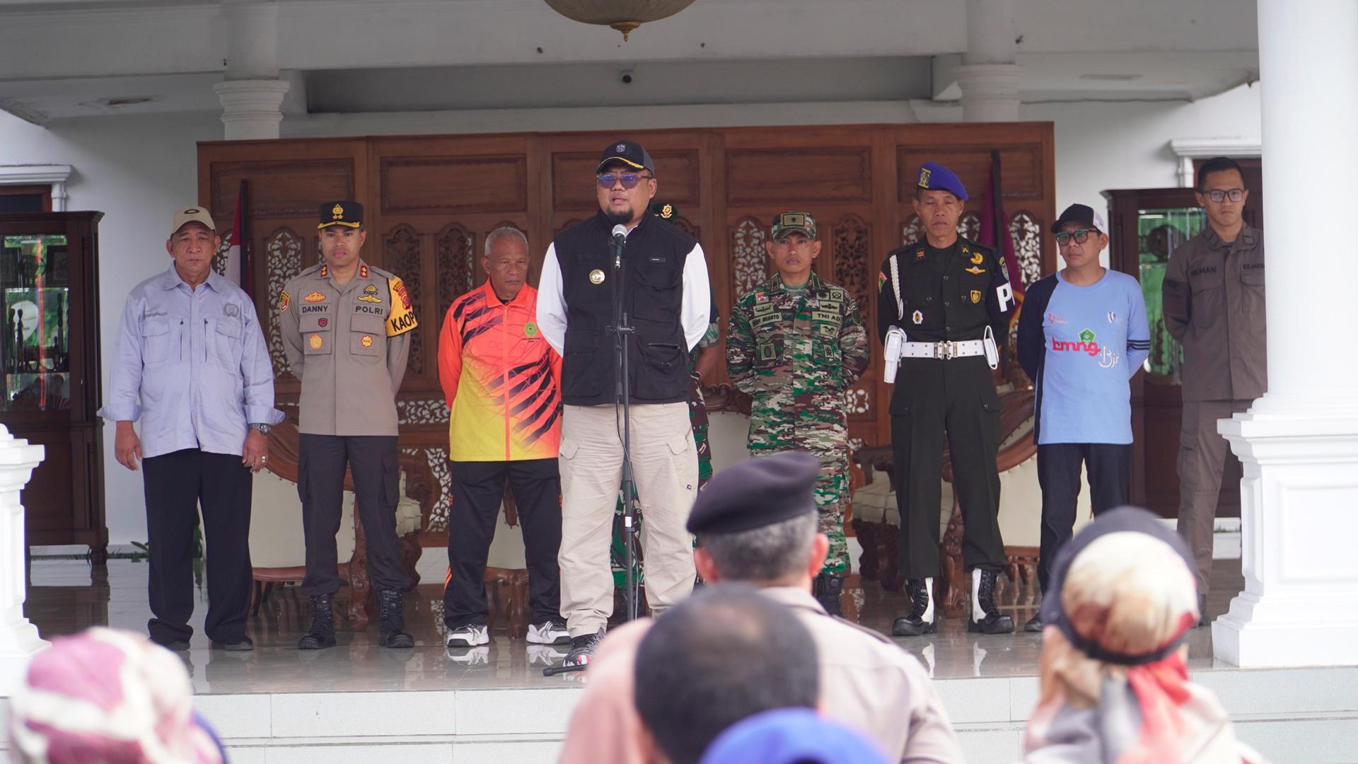 Pj Wali Kota Banjar Soni Harison memberikan sambutan dalam apel Pemberantasan Sarang Nyamuk (PSN) di Pendopo Kota Banjar Jumat 27 Desember 2024. (Cecep Herdi/Jabar Ekspres)