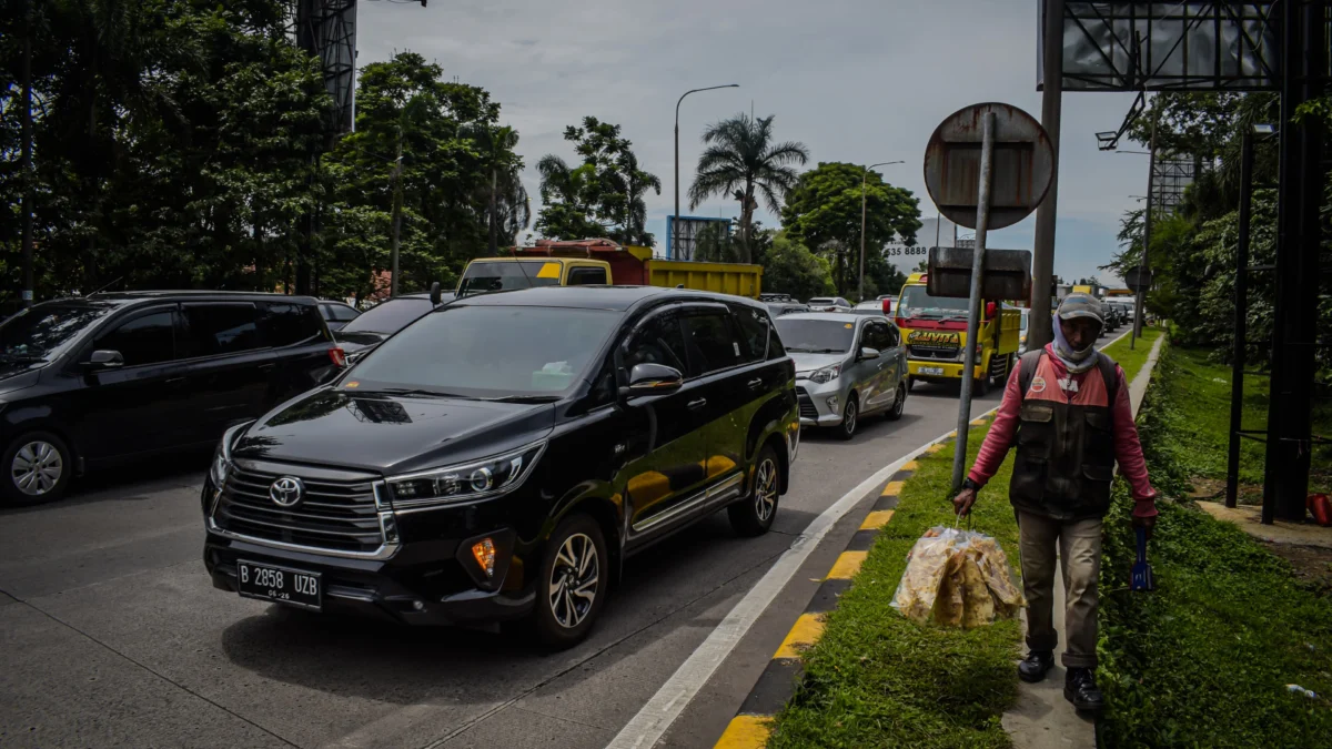 Antrean kendaraan mobil di gerbang keluar Tol Pasteur, Kota Bandung, Jum'at (27/12). Foto: Dimas Rachmatsyah / Jabar Ekspres