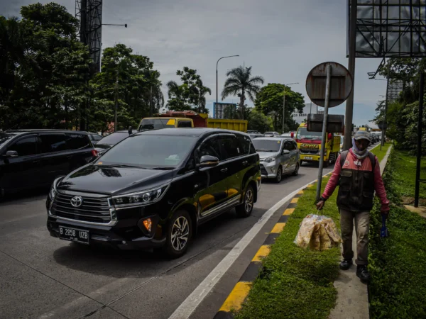 Antrean kendaraan mobil di gerbang keluar Tol Pasteur, Kota Bandung, Jum'at (27/12). Foto: Dimas Rachmatsyah / Jabar Ekspres