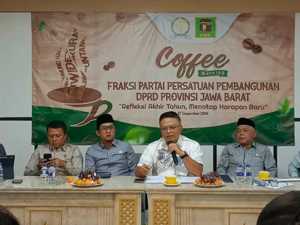 Ke enam Anggota DPRD Jabar Fraksi PPP yaitu Zaini Shofari, Muhamad Romli, Arief Maoshul Affandy, Aten Munajat, Dedi Damhudi, dan Uden Dida Efendi saat menyampaikan refleksi akhir tahun, Jumat (27/12). Hendrik Muchlison/Jabar Ekspres/