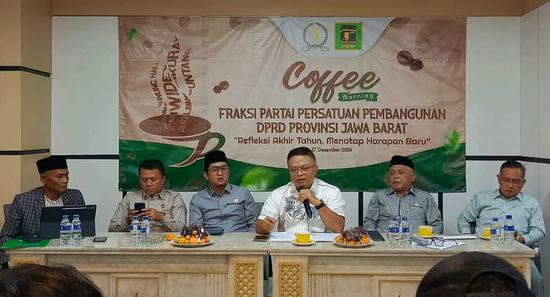 Ke enam Anggota DPRD Jabar Fraksi PPP yaitu Zaini Shofari, Muhamad Romli, Arief Maoshul Affandy, Aten Munajat, Dedi Damhudi, dan Uden Dida Efendi saat menyampaikan refleksi akhir tahun, Jumat (27/12). Hendrik Muchlison/Jabar Ekspres/