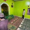 Jenazah AM saat tengah di salatkan di salah satu masjid wilayah Desa Cikalong, Kecamatan Cikalongwetan, Bandung Barat. Jumat (27/12). Dok Jabar Ekspres