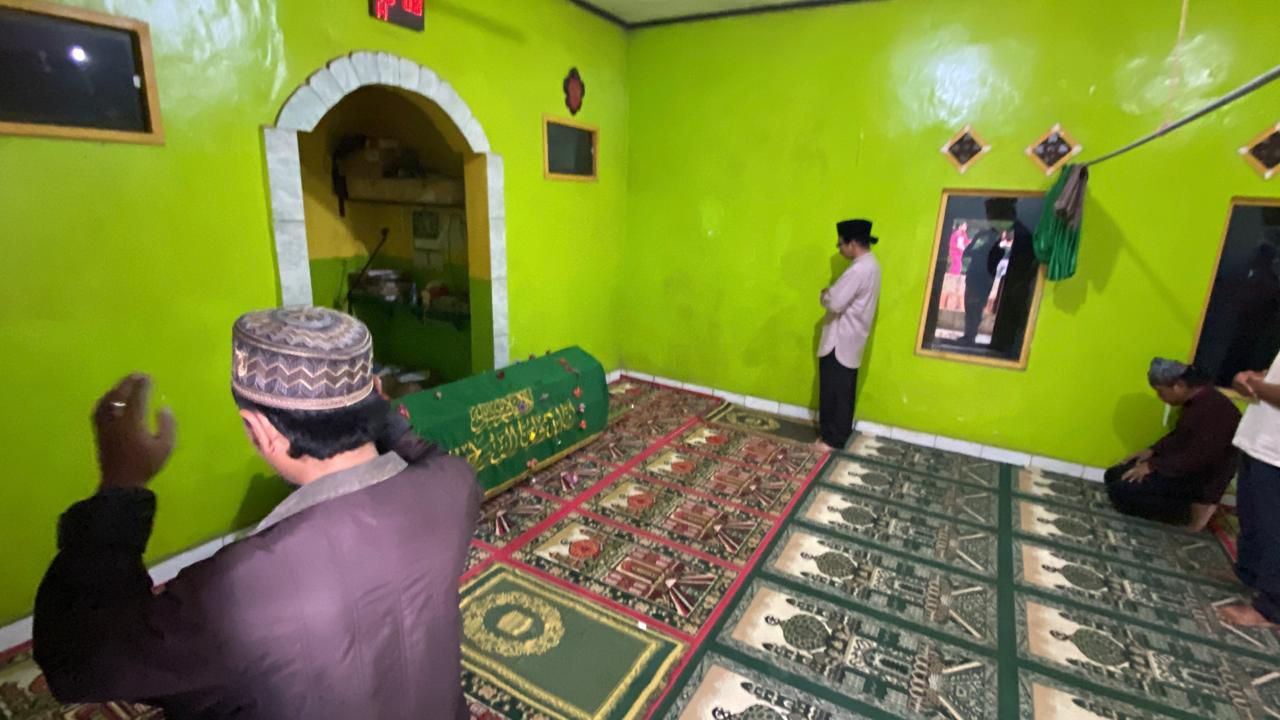 Jenazah AM saat tengah di salatkan di salah satu masjid wilayah Desa Cikalong, Kecamatan Cikalongwetan, Bandung Barat. Jumat (27/12). Dok Jabar Ekspres