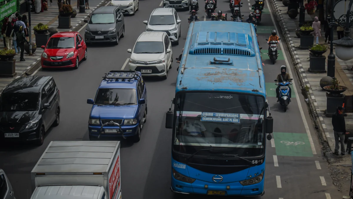 Ilustrasi mudik: Bus Damri melintas di Jalan Asia-Afrika, Kota Bandung, Jum'at (27/12). Foto: Dimas Rachmatsyah/ Jabar Ekspres