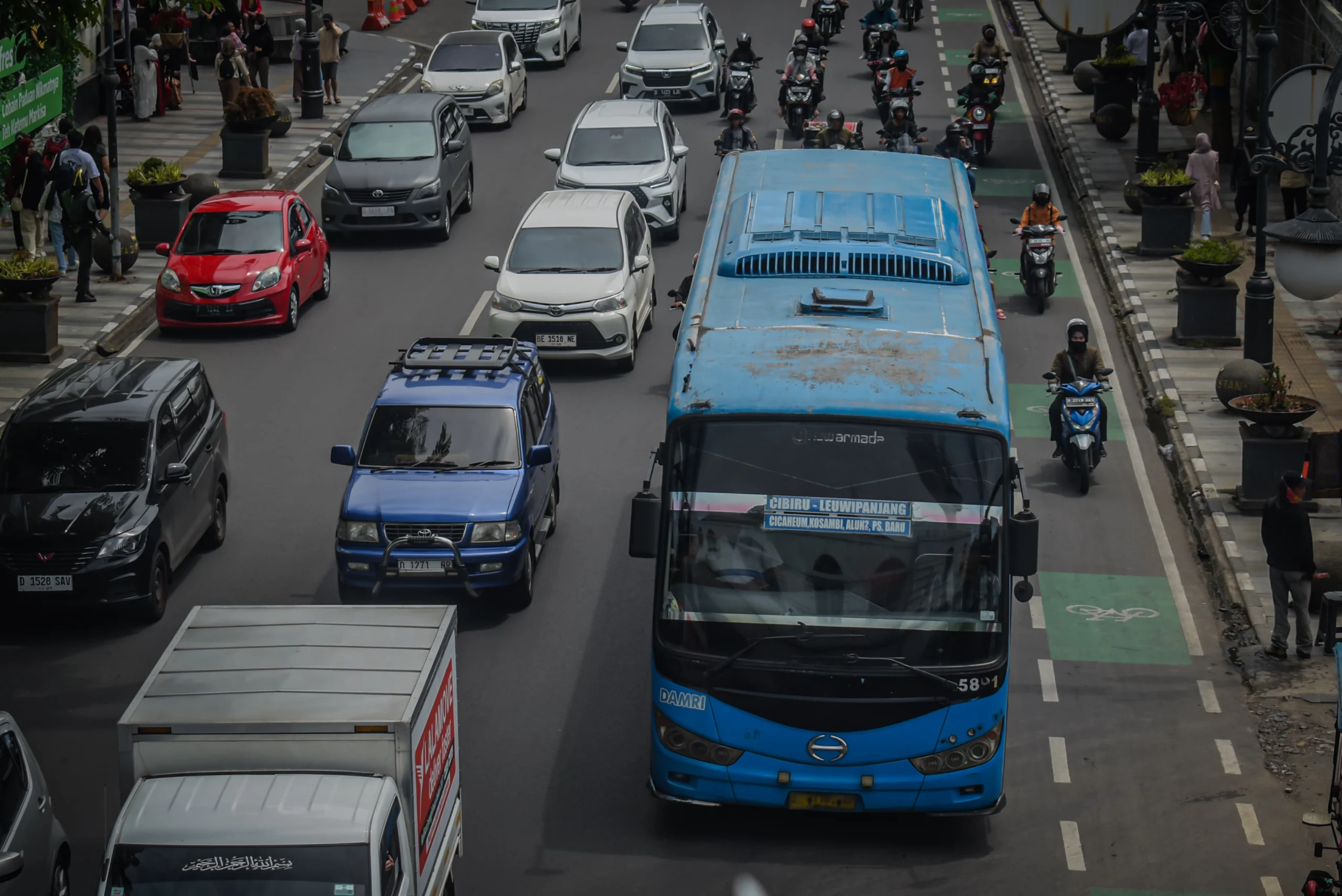 Ilustrasi mudik: Bus Damri melintas di Jalan Asia-Afrika, Kota Bandung, Jum'at (27/12). Foto: Dimas Rachmatsyah/ Jabar Ekspres