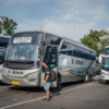 Penumpang menunggu bus untuk pergi pulang kampung di Terminal Cicaheum, Kota Bandung. Jum'at (27/12). Foto: Dimas Rachmatsyah / Jabar Ekspres