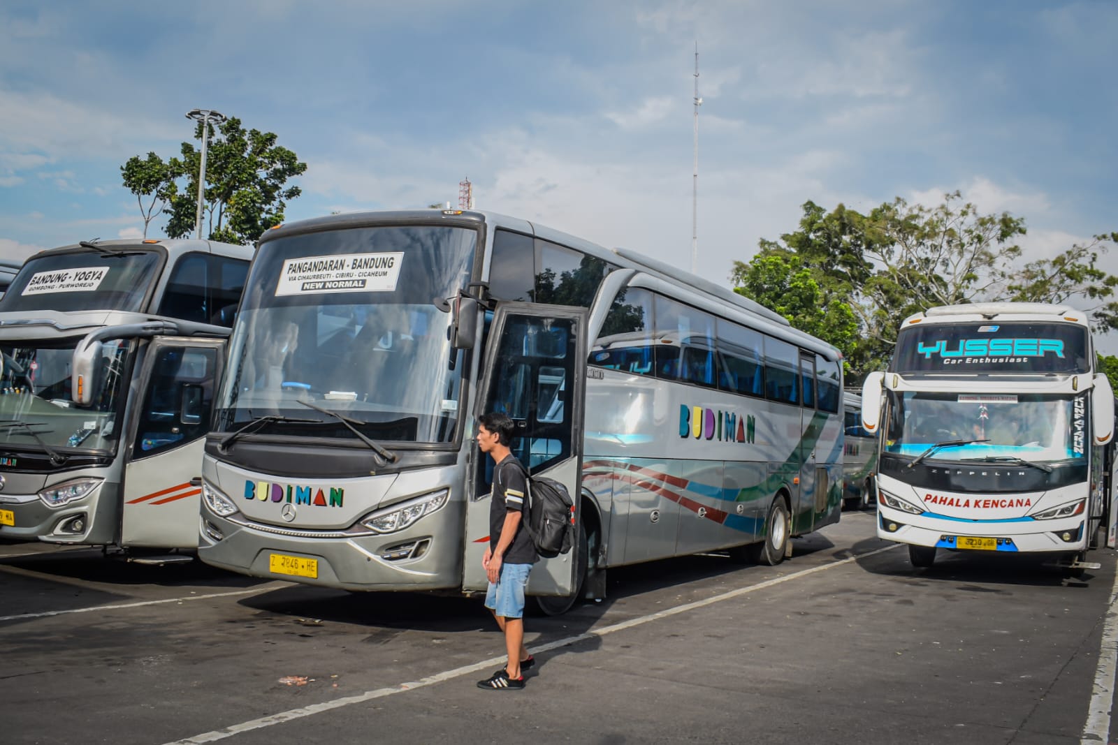 Penumpang menunggu bus untuk pergi pulang kampung di Terminal Cicaheum, Kota Bandung. Jum'at (27/12). Foto: Dimas Rachmatsyah / Jabar Ekspres