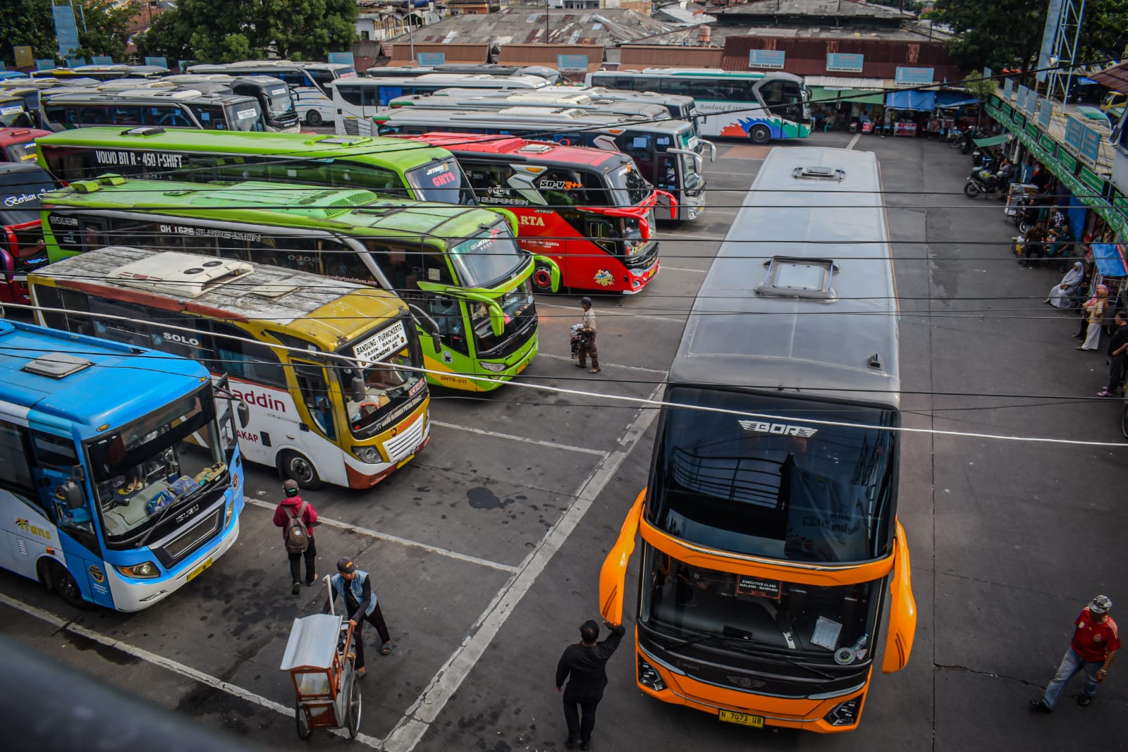 Bus antar kota antar provinsi terparkir di Terminal Cicaheum, Kota Bandung, Jawa Barat, Jum'at (27/12). Foto: Dimas Rachmatsyah / Jabar Ekspres