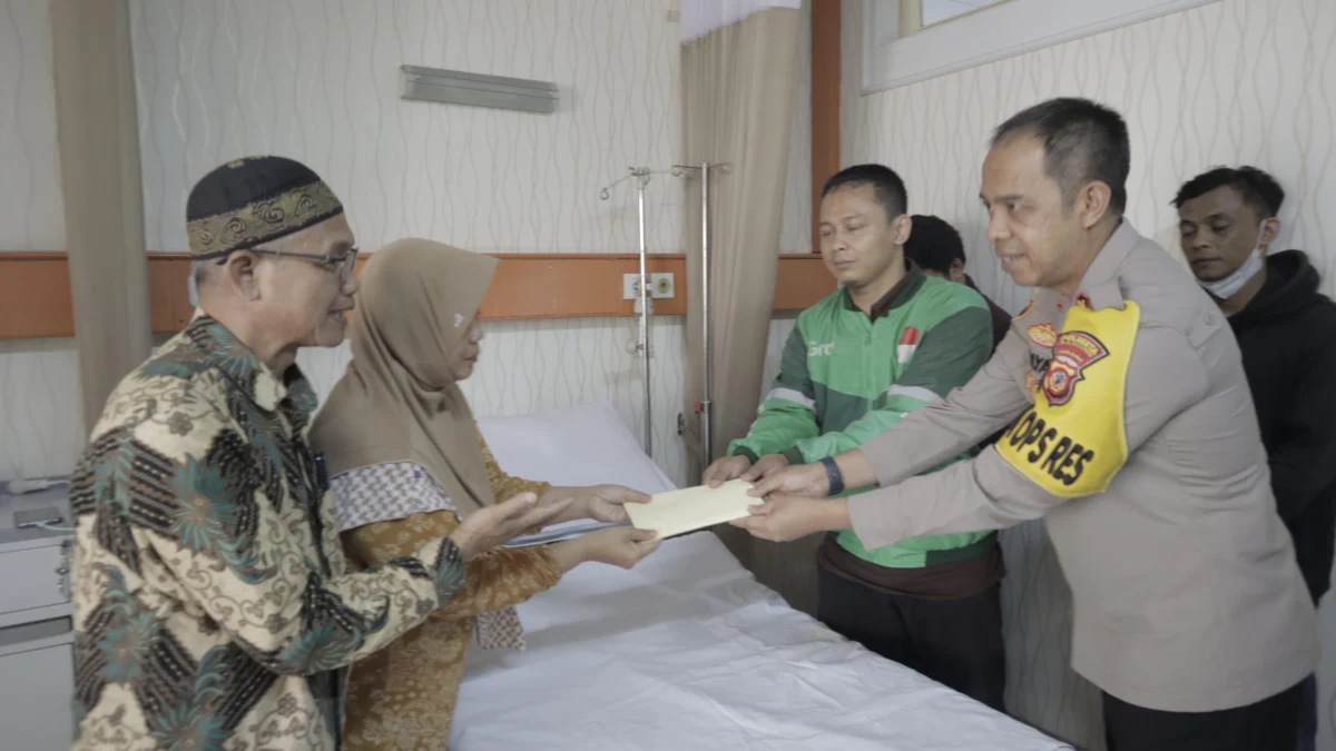 Wakapolresta Bandung, AKBP Hidayat bersama perwakilan Ojol memberikan bantuan kepada kedua orang tua Inayah saat menjenguk korban di RS Al Islam Bandung. Foto Istimewa