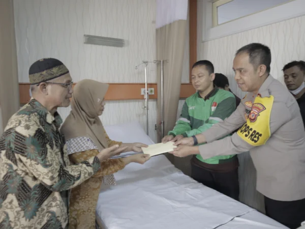 Wakapolresta Bandung, AKBP Hidayat bersama perwakilan Ojol memberikan bantuan kepada kedua orang tua Inayah saat menjenguk korban di RS Al Islam Bandung. Foto Istimewa