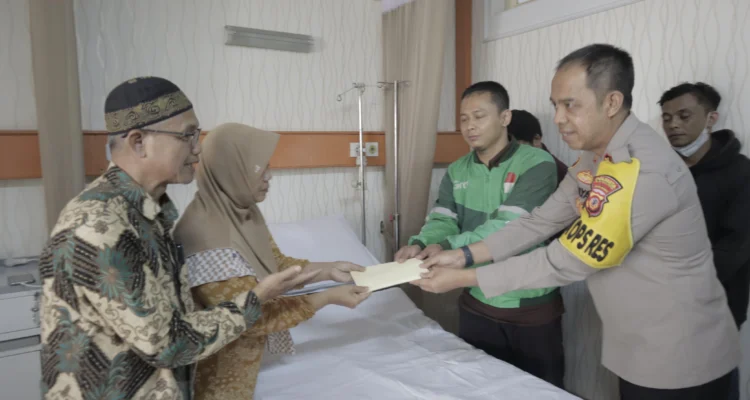 Wakapolresta Bandung, AKBP Hidayat bersama perwakilan Ojol memberikan bantuan kepada kedua orang tua Inayah saat menjenguk korban di RS Al Islam Bandung. Foto Istimewa