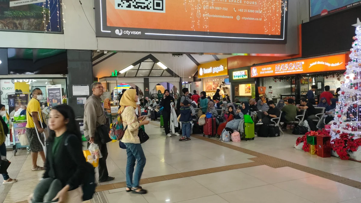 Dok. Antrian penumpang kereta api di Stasiun Bandung, Kota Bandung. Foto. Sandi Nugraha.